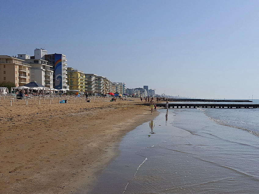 Písečná pláž v Lido di Jesolo (Itálie)