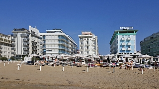 Písečná pláž v Lido di Jesolo (Itálie)