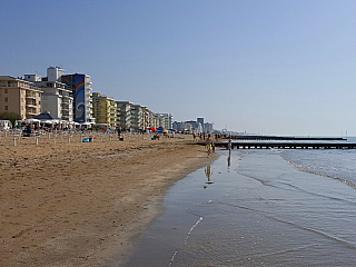 Písečná pláž v Lido di Jesolo (Itálie)