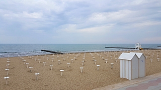 Písečná pláž v Lido di Jesolo (Itálie)