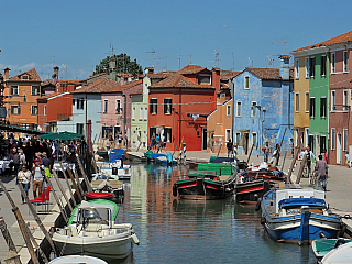 Ostrov Burano hraje všemi barvami