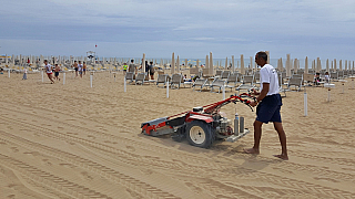 Úklid pláže v Lido di Jesolo (Itálie)