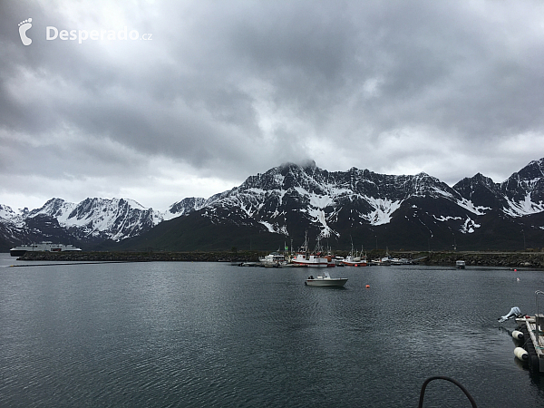 Øksfjord - naše poslední přestupní stanice na cestě do Bergsfjordu  (Norsko)