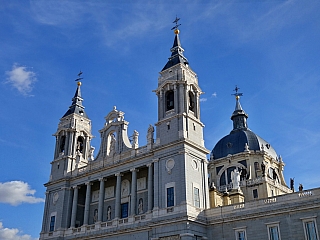 La Santa Iglesia Catedral de Santa María le Real de la Almudena v Madridu (Španělsko)