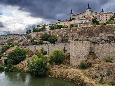 Městské hradby a hrad Alcázar v Toledo (Španělsko)