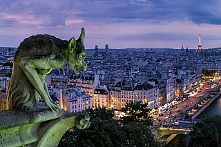 Pohled z katedrály Notre Dame na večerní Paříž (Francie)