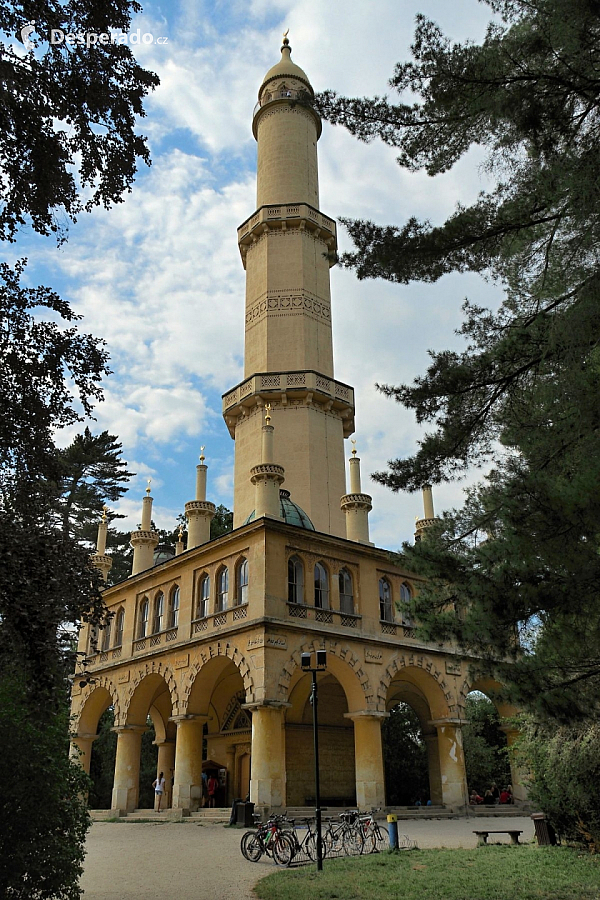 Minaret v Lednickém zámeckém parku (Česká republika)