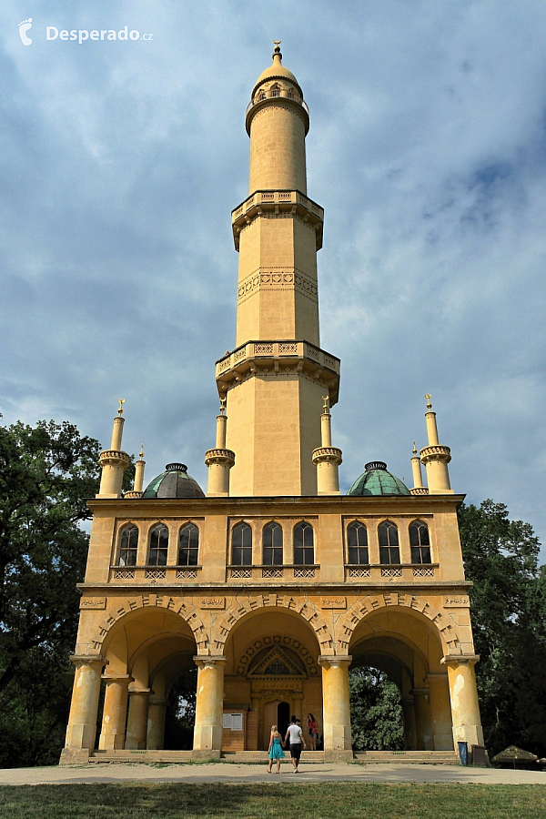 Minaret v Lednickém zámeckém parku (Česká republika)
