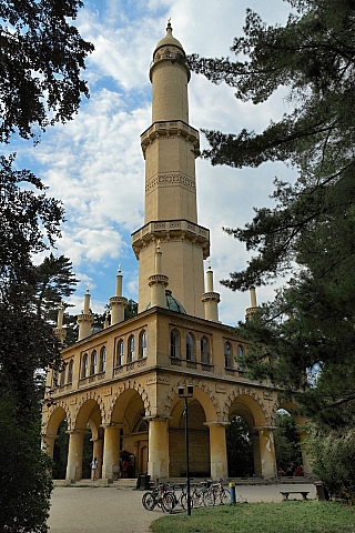 Minaret v Lednickém zámeckém parku (Česká republika)