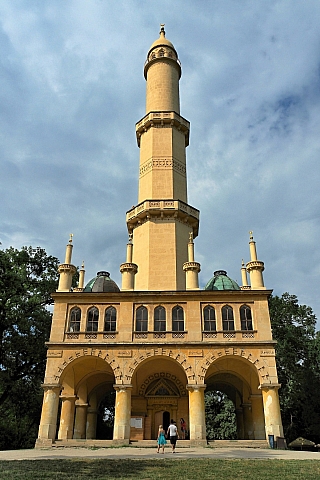 Minaret v Lednickém zámeckém parku (Česká republika)