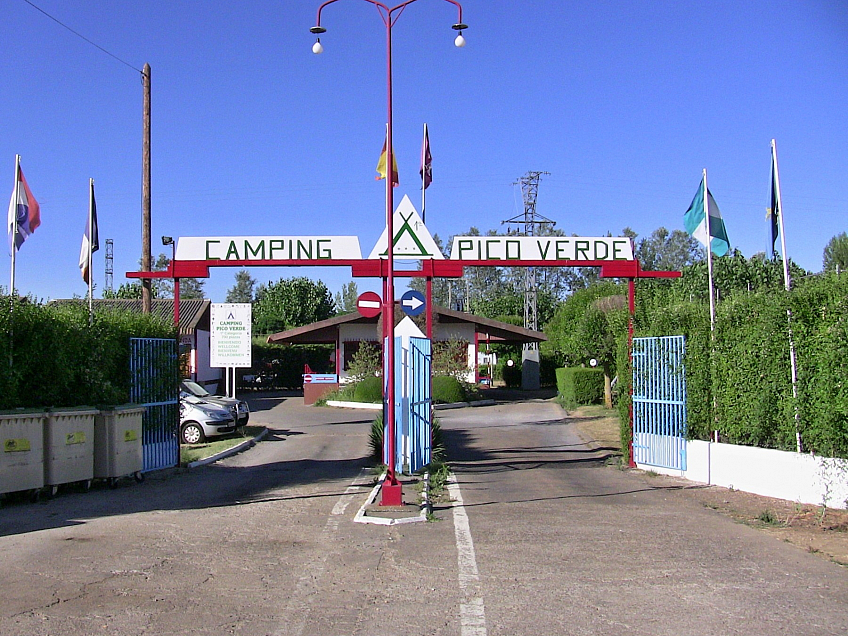 Vjezd do Camping Pico Verde u městečka Valencia de Don Juan (Španělsko)