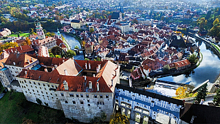 Hrad Český Krumlov a plášťový most (Česká republika) - Photo by Martin Kunzendorfer