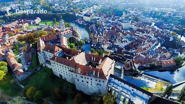Hrad Český Krumlov a řeka Vltava (Česká republika) - Photo by Martin Kunzendorfer
