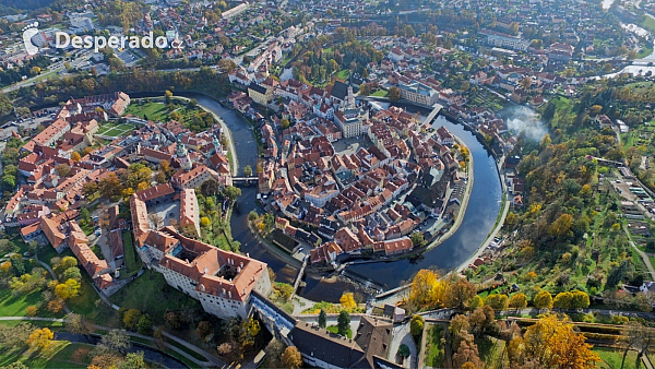 Hrad Český Krumlov a řeka Vltava (Česká republika) - Photo by Martin Kunzendorfer