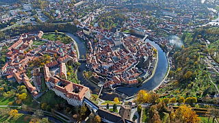 Hrad Český Krumlov a řeka Vltava (Česká republika) - Photo by Martin Kunzendorfer