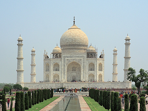 Tádž Mahal navštíví několik milionů návštěvníků ročně
