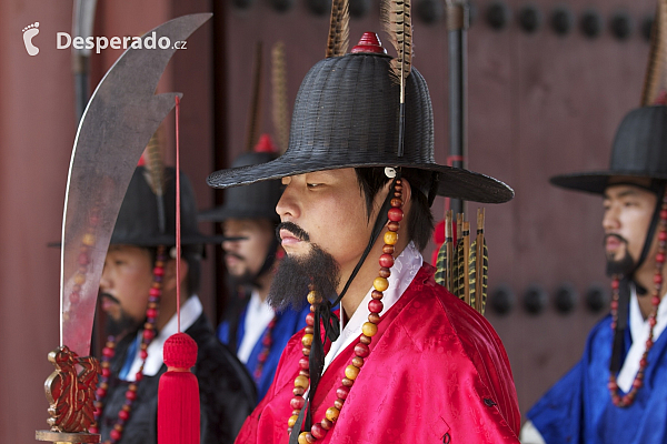 Stráž u královského paláce Gyeongbokgung v Soul (Jižní Korea)