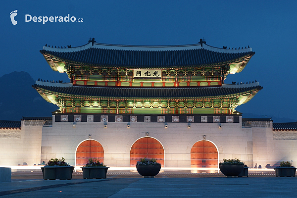 Vstup do královského paláce Gyeongbokgung v Soulu (Jižní Korea)