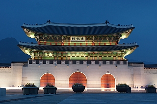 Vstup do královského paláce Gyeongbokgung v Soulu (Jižní Korea)