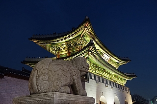 Vstup do královského paláce Gyeongbokgung v Soulu (Jižní Korea)