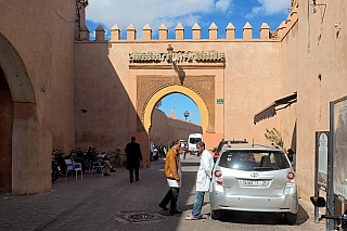 Brána Bab Agnaou v Marrákeši (Maroko)