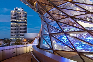 BMW Welt a centrála BMW v Mnichově (Německo)