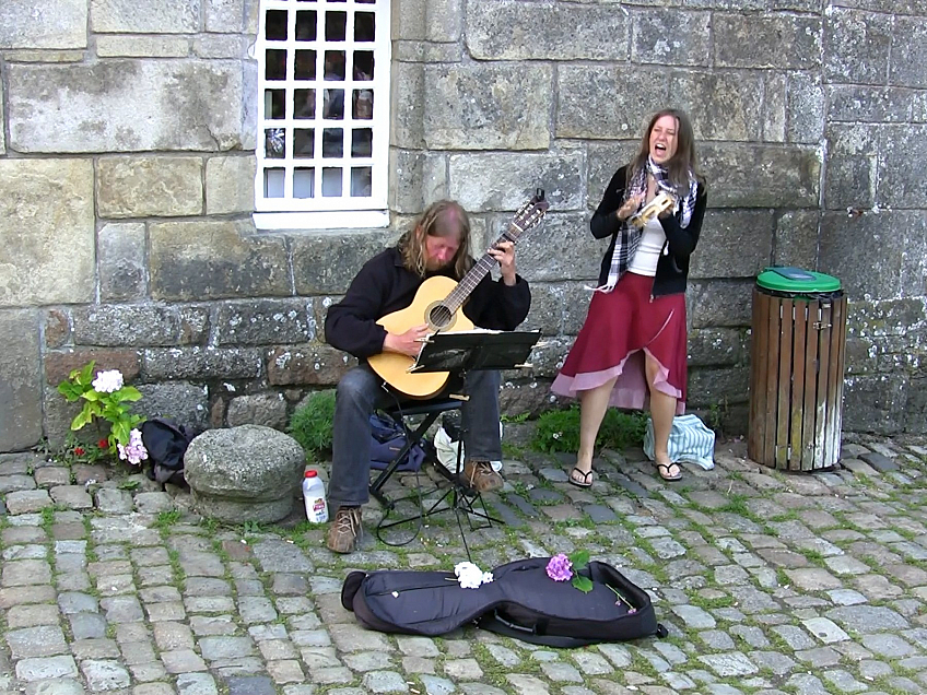 Pouliční muzikanti v Locronan (Francie)