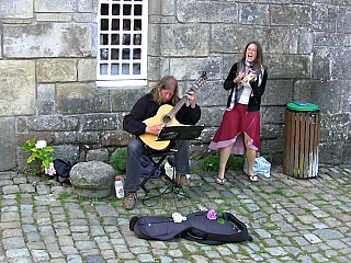 Pouliční muzikanti v Locronan