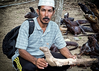 Prodejce dřevěných komodských draků (Indonésie)