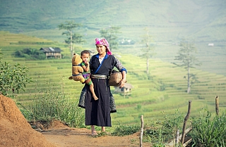 Matka s dítětem na rýžovém poli (Indonésie)