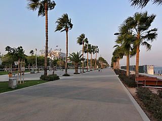 Promenáda po nábřeží v centru Lemesosu (Kypr)