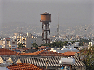 Z ochozu hradu v centru Lemesosu je pěkný výhled na město (Kypr)