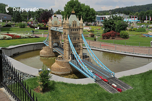 Londýnský Tower Bridge v parku Minimundus v Klagenfurtu (Rakousko)