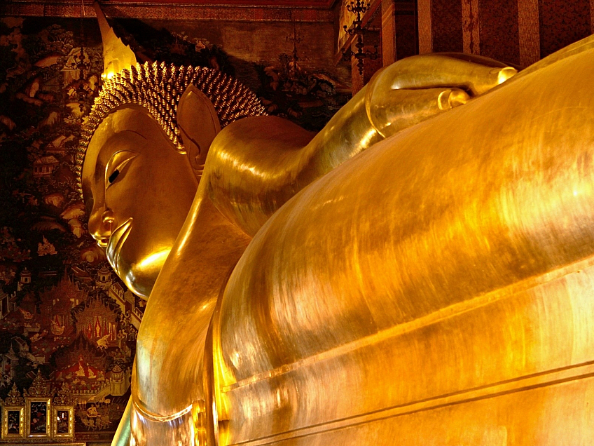 Chrám Wat Pho se sochou ležícího Budhy v Bangkoku (Thajsko)