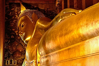 Chrám Wat Pho se sochou ležícího Budhy v Bangkoku (Thajsko)