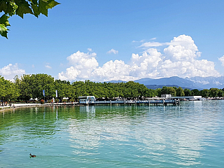 Jezero Wörthersee je hned vedle historického města Klagenfurtu