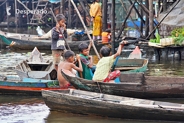 Plovoucí vesnice na jezeře Tonlésap (Kambodža)