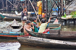 Plovoucí vesnice na jezeře Tonlésap (Kambodža)