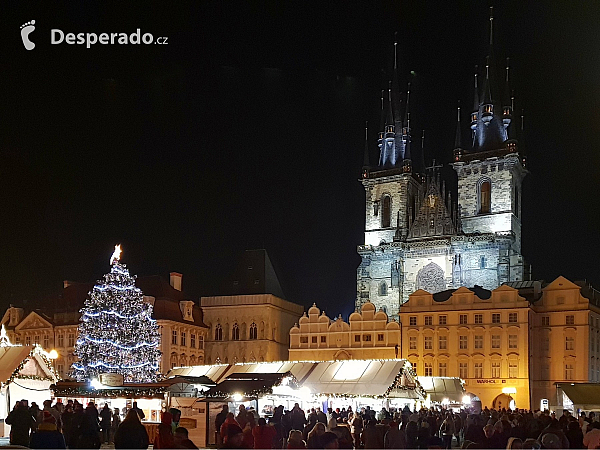 Vánočně vyzdobené Staroměstské náměstí v Praze (Česká republika)