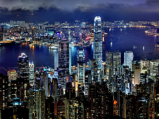 Hong Kong hraje tisíci světel ve dne v noci
