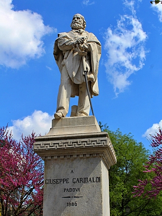 Socha Giuseppeho Garibaldiho je snad v každém italském městě, tato stojí v Padově (Itálie)