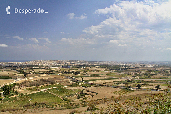 Pohled z hradeb Mdiny na ostrov (Malta)