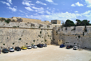 Mohutné hradby města Mdina (Malta)