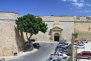 Mohutné hradby města Mdina (Malta)