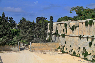 Mohutné hradby města Mdina (Malta)