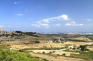 Pohled z hradeb Mdiny na ostrov (Malta)