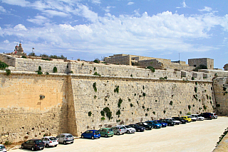 Mohutné hradby města Mdina (Malta)