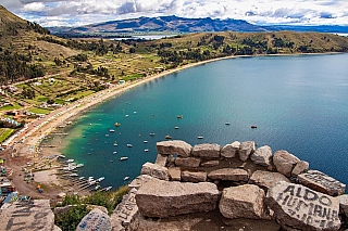 Městečko Copacabana na jezeře Titicaca (Bolívie)