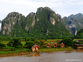 Vang Vieng – v kraji skalnatých homolí