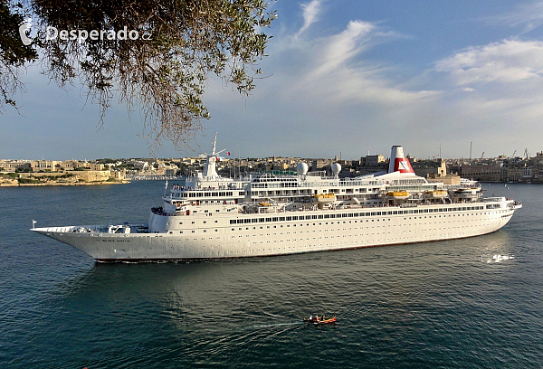Výletní loď Black Watch vyplouvá z Valletty (Malta)